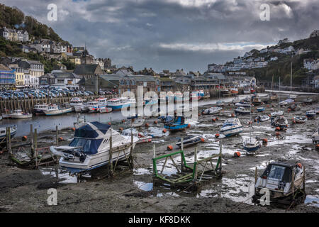 Der malerische Hafen bei Ebbe in der Fischerhafen von Looe, Cornwall, im Oktober. Stockfoto