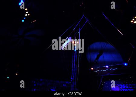 Zirkus Trapez artist auf Swing Stockfoto