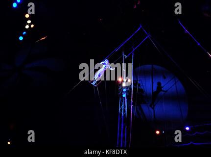 Zirkus Trapez artist auf Swing Stockfoto
