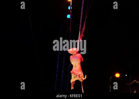 Zirkus Trapez artist auf Swing Stockfoto