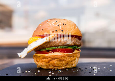Restaurant Hamburger mit Spiegelei Stockfoto