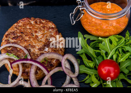 Gegrilltes Steak gehackte Rindfleisch mit Gemüse Stockfoto