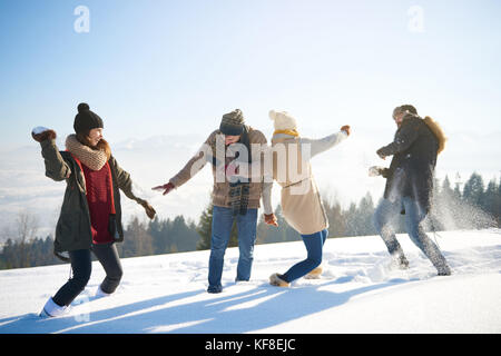 Freunde in eine lustige Schnee zu kämpfen Stockfoto