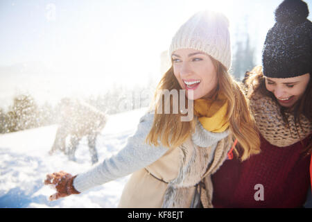 Verstecken von jungen kalihalde der Schnee zu kämpfen Stockfoto