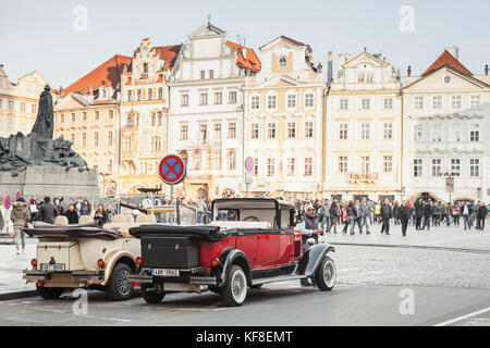 Prag, Tschechische Republik - 30. April 2017: Roter oldtimer Auto auf der Straße des alten Prag Stockfoto