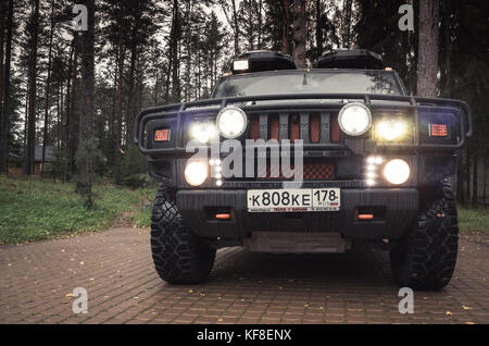 Saint-Petersburg, Russland - Oktober 8, 2017: schwarze Hummer H2 Auto steht auf ländlichen Parkplatz in der russischen Landschaft, Nahaufnahme, Ansicht von vorne, Scheinwerfer eingeschaltet Stockfoto