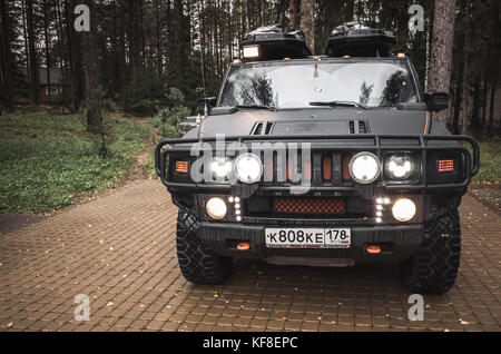 Saint-Petersburg, Russland - Oktober 8, 2017: schwarze Hummer H2 Auto steht auf ländlichen Parkplatz in der russischen Landschaft, Vorderansicht, heablights auf Stockfoto