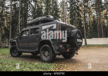 Saint-Petersburg, Russland - Oktober 8, 2017: schwarze Hummer H2 Auto steht auf ländlichen Parken in der russischen Landschaft, Vorderansicht Stockfoto