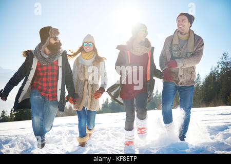 Besten Freunde in winer laufen auf dem Hügel Stockfoto