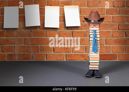 Lustige Bildung Idee, Mann, Lehrer und Bulletin Board auf Red brick wall Stockfoto
