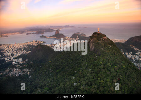 Brasilien, Rio de Janiero, ein Ariel Ansicht der Cristo Redentor (Statue) mit der Stadt Rio de Janiero in der Rückseite Stockfoto