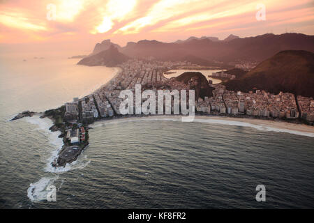 Brasilien, Rio de Janiero, ein Ariel Blick auf die Copacabana, die für seine 4 km Balneario Strand bekannt, ist einer der bekanntesten in der Welt Stockfoto