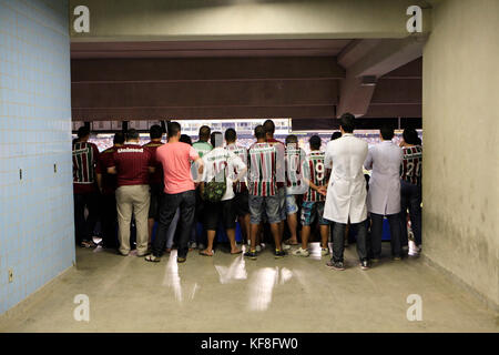 Brasilien, Rio de Janiero, Lüfter Masse um innen Joao havelange oder engenhao Stadion einen guten Blick zu erhalten, flumanense vs gremio Stockfoto