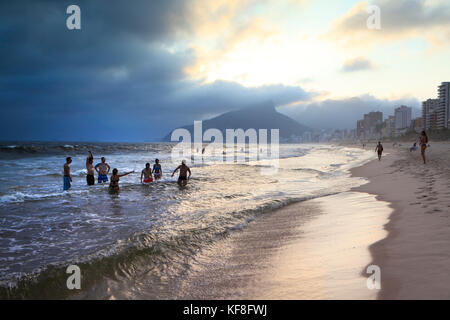 Brasilien, Rio de Janiero, Leute spielen im Wasser an den Strand von Ipanema Stockfoto