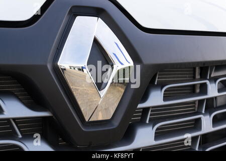 Prag, Tschechische Republik - 25. Oktober: Renault Logo auf dem Auto am 25. Oktober 2017 in Prag. Renault schlagen Erwartungen beim Umsatz Sprung 15,9 pro cen Stockfoto