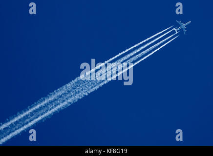 Jet von Luftfahrzeugen, die in einem klaren, blauen Himmel verlassen eine weiße Spur. Stockfoto