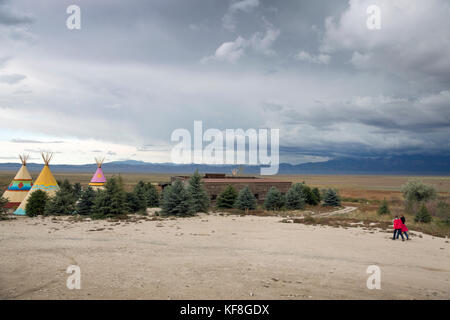 USA, Nevada, Brunnen, bunten Tipis sind alle über Mustang Monument, einer nachhaltigen Luxus Eco Resort verstreut und für wilde Pferde erhalten, selbstklebendes Vinyl Stockfoto