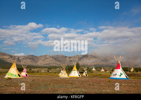 USA, Nevada, Brunnen, bunten Tipis sind alle über Mustang Monument, einer nachhaltigen Luxus Eco Resort verstreut und für wilde Pferde erhalten, selbstklebendes Vinyl Stockfoto