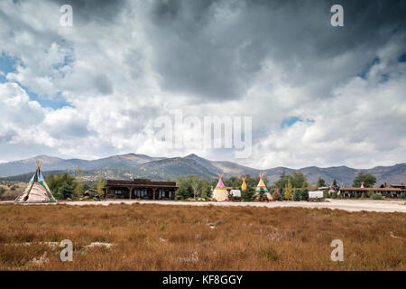 USA, Nevada, Brunnen, bunten Tipis sind alle über Mustang Monument, einer nachhaltigen Luxus Eco Resort verstreut und für wilde Pferde erhalten, selbstklebendes Vinyl Stockfoto