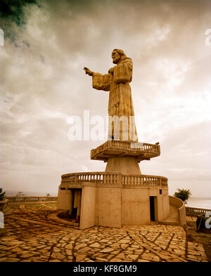 Nicaragua, San Juan del Sur, eine Statue von Jesus auf einem Hügel über der Bucht und Stadt suchen sitzt Stockfoto