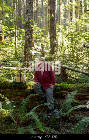 Usa, Oregon, Willamette Valley, Porträts von Chef und Pilz hunter Jack czarnecki Holding chanterelle mushroooms im küstennahen Bereich Berge, Ca Stockfoto