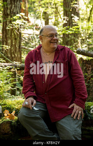 Usa, Oregon, Willamette Valley, Porträts von Chef und Pilz hunter Jack czarnecki Holding chanterelle mushroooms im küstennahen Bereich Berge, Ca Stockfoto