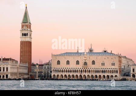 Der Dogenpalast und der Campanile in der Morgendämmerung. Venedig, Italien Stockfoto