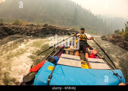 Usa, Oregon, wild und Scenic Rogue River in den Medford Bezirk, Action rafting Schüsse auf der Rogue River mit Guide Scott Malone Stockfoto