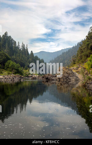 Usa, Oregon, wild und Scenic Rogue River in den Medford Bezirk, nähert sich dem Horseshoe Bend Campingplatz Stockfoto