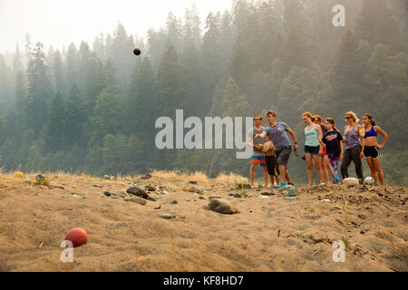 Usa, Oregon, wild und Scenic Rogue River in den Medford Bezirk, eine Partie Boccia am Hufeisen Campingplatz biegen Stockfoto