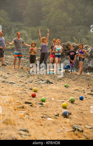 Usa, Oregon, wild und Scenic Rogue River in den Medford Bezirk, eine Partie Boccia am Hufeisen Campingplatz biegen Stockfoto