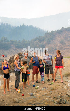 Usa, Oregon, wild und Scenic Rogue River in den Medford Bezirk, eine Partie Boccia am Hufeisen Campingplatz biegen Stockfoto