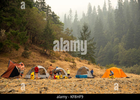 Usa, Oregon, wild und Scenic Rogue River in den Medford Bezirk, Camping Campingplatz am Horseshoe Bend Stockfoto