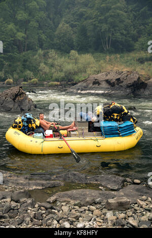 Usa, Oregon, wild und Scenic Rogue River in den Medford Bezirk, Hog nimmt ein Boot und Zubehör zum nächsten Camp Stockfoto