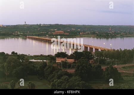 Hohe Betrachtungswinkel und einer Brücke über einen Fluss, Niger, Bamako, Mali Stockfoto