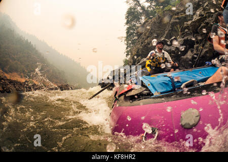 Usa, Oregon, wild und Scenic Rogue River in den Medford Bezirk, Action rafting Schüsse auf der Rogue River mit Guide Scott Malone Stockfoto