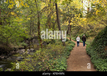 Usa, Oregon, Ashland, ein Mann und eine Frau Spazieren im Park entlang der lithia Fluss in Lithia Park Stockfoto