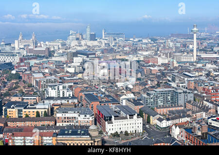 Suchen von oben nach unten wie Nebel vom Fluss Mersey & Liverpool waterfront Gebäude & andere Stadt zentrum Sehenswürdigkeiten wie Radio City Tower Großbritannien genehmigt Stockfoto