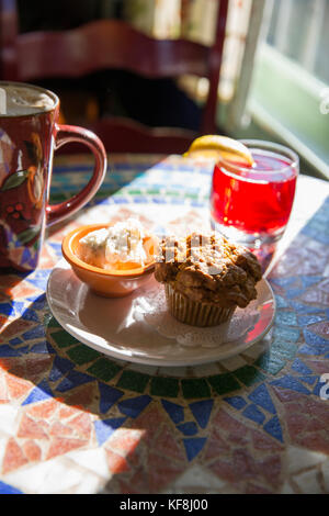 Usa, Oregon, Ashland, innere Tabelle Detail über die bunte Morning Glory Restaurant auf siskiyoui Blvd beim Frühstück, Kürbis oat Muffin serviert wit Stockfoto