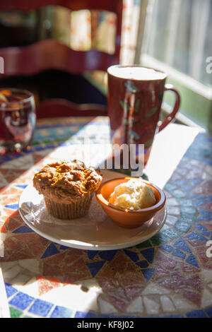 Usa, Oregon, Ashland, innere Tabelle Detail über die bunte Morning Glory Restaurant auf siskiyoui Blvd beim Frühstück, Kürbis oat Muffin serviert wit Stockfoto