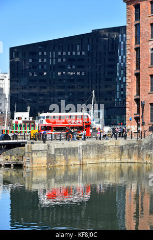 Reflexionen in Liverpool Albert Dock der roten Routemaster bus umgewandelt in das Cafe Restaurant Diner kommen in den Bereich des Tourismus in Merseyside, UK Stockfoto
