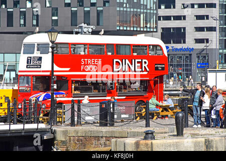 Routemaster bus umgewandelt in das Cafe Diner kommen Street Food Restaurant Tische im Freien Liverpool Albert Docks Tourismus in Merseyside England Großbritannien Stockfoto