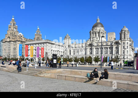 Liverpool iconic waterfront Landschaft der Drei Grazien L bis R Royal Liver Building, Cunard Building & Hafen von Liverpool Gebäude an der Pier Head Stockfoto