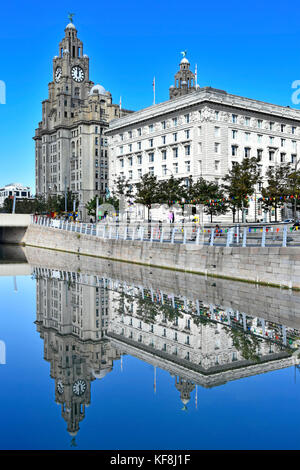 Leeds & Liverpool Canal link Liverpool Waterfront mit der Leber Bauen & Cunard Building spiegelt sich in noch Wasser auf einem blauen Himmel tag England Großbritannien Stockfoto