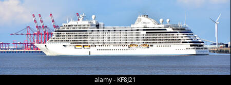 Regent Seven Seas Explorer Kreuzfahrtschiff Liner, rot Kräne & Windenergieanlagen der Seaforth Docks nach der Abfahrt von Liverpool waterfront Cruise Terminal Stockfoto