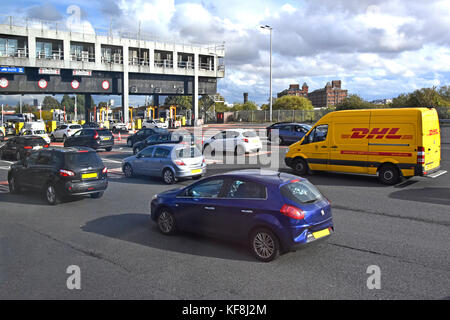 Kurze Warteschlangen an Mautstellen Wallasey Seite von Kingsway Tunnel, der unter den Fluss Mersey Verknüpfung mit Liverpool Merseyside England Großbritannien Stockfoto