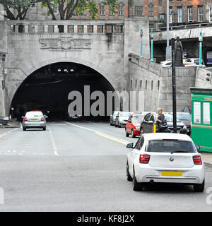 Straßenverkehr & Fußgängerzone am Eingang zum Queensway Tunnel unter dem Fluss Mersey Liverpool City Centre mit Birkenhead, Merseyside, UK Stockfoto