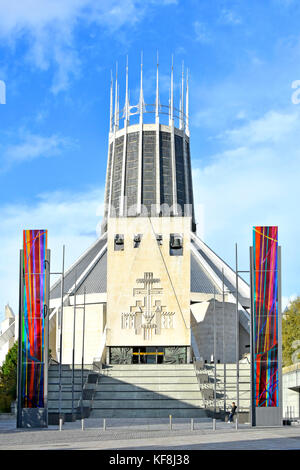 Moderne Architektur & Design der Catholic Liverpool Metropolitan Cathedral kirche außen von Buntglasscheiben Merseyside England UK flankiert Stockfoto