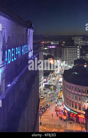 Britannia Adelphi Hotel blue Neon Sign & Blickrichtung von oben nach unten an der Liverpool City Centre & Ranelagh Street Dämmerung über Merseyside England Großbritannien Stockfoto