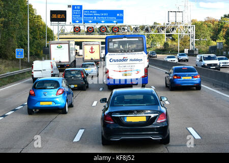 Freitag PM rush hour M 25 Verkehr auf der Autobahn Ausfahrt 25 & elektronische variable Geschwindigkeit Zeichen bei 50 MPH & elektronische Zeichen gesetzt warnt vor langen Verzögerungen London UK Stockfoto